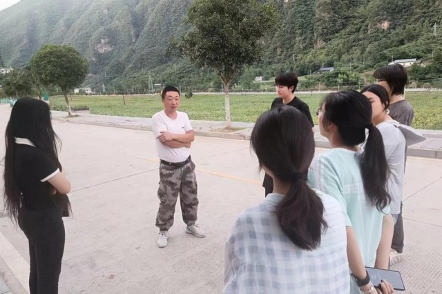 实践队员聆听护林员王必辉的护林趣事 王丽亮 摄.jpg