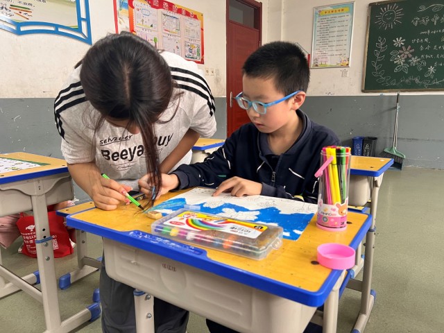图为支教团成员在指导学生绘画。马宗意 供图.jpg